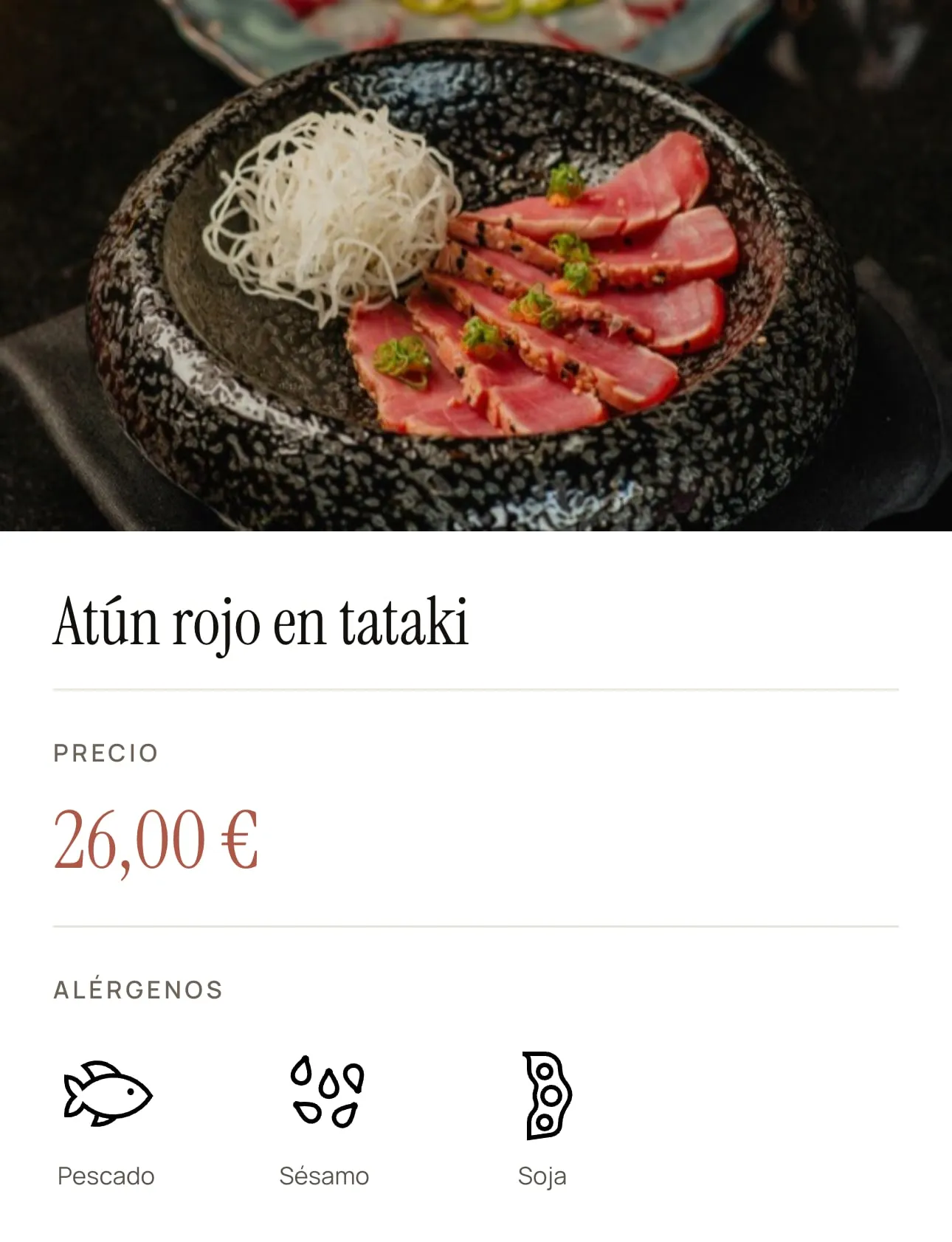 Ficha del plato “Atún rojo en tataki” en la carta digital de un restaurante que usa Oh My Menu, con el precio y los alérgenos indicados con icono y nombre: pescado, sésamo y soja
