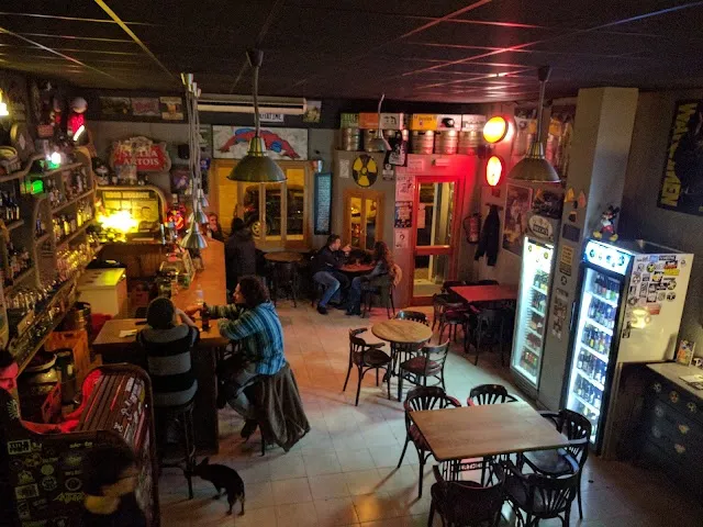 Vista panorámica del interior de Atomic Garden: la barra, los grifos de cerveza y las neveras de puerta de cristal al fondo donde se guardan los botellines y las latas