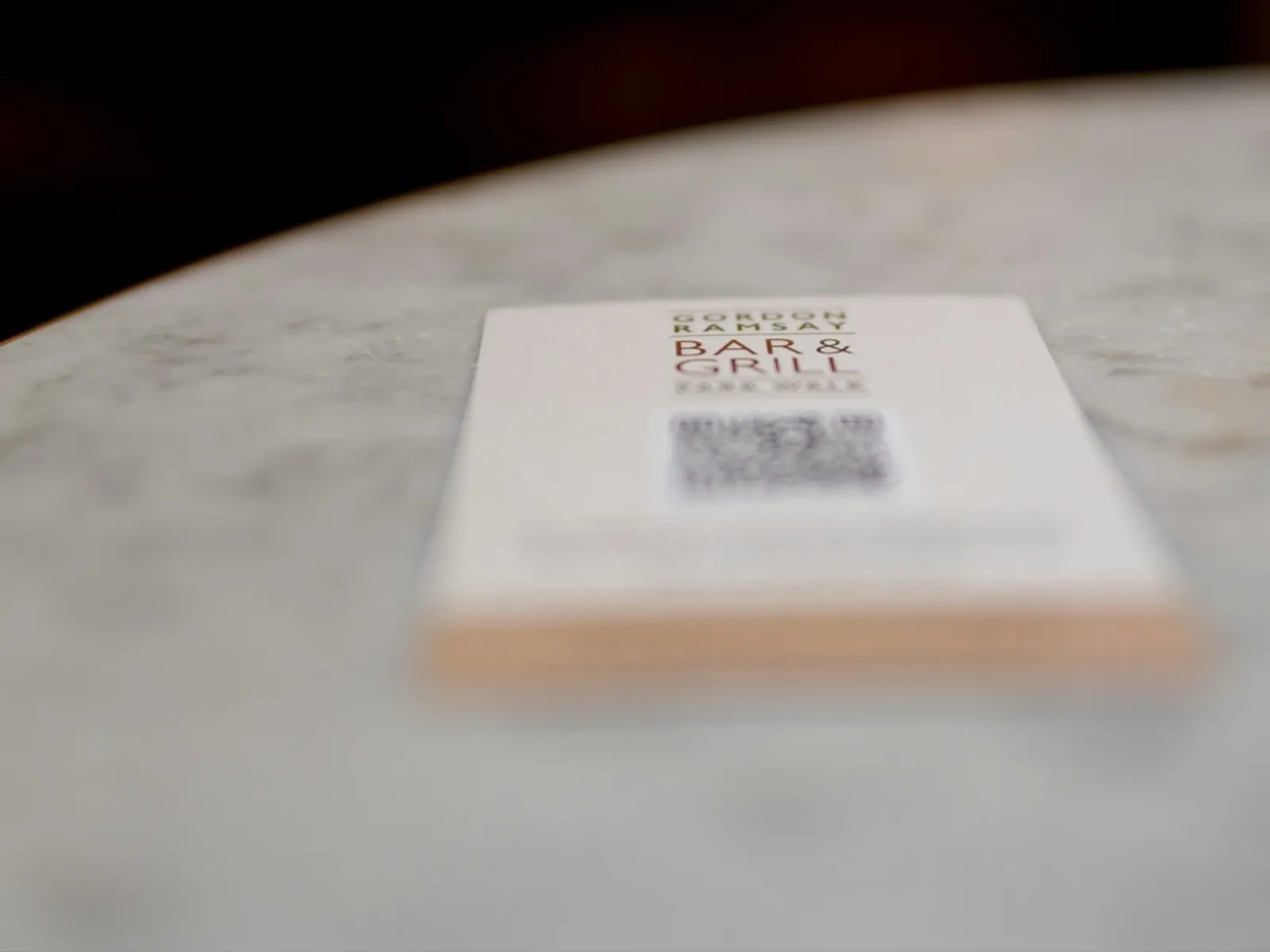 Mesa de restaurante con un soporte de mesa con código QR bien integrado en la decoración