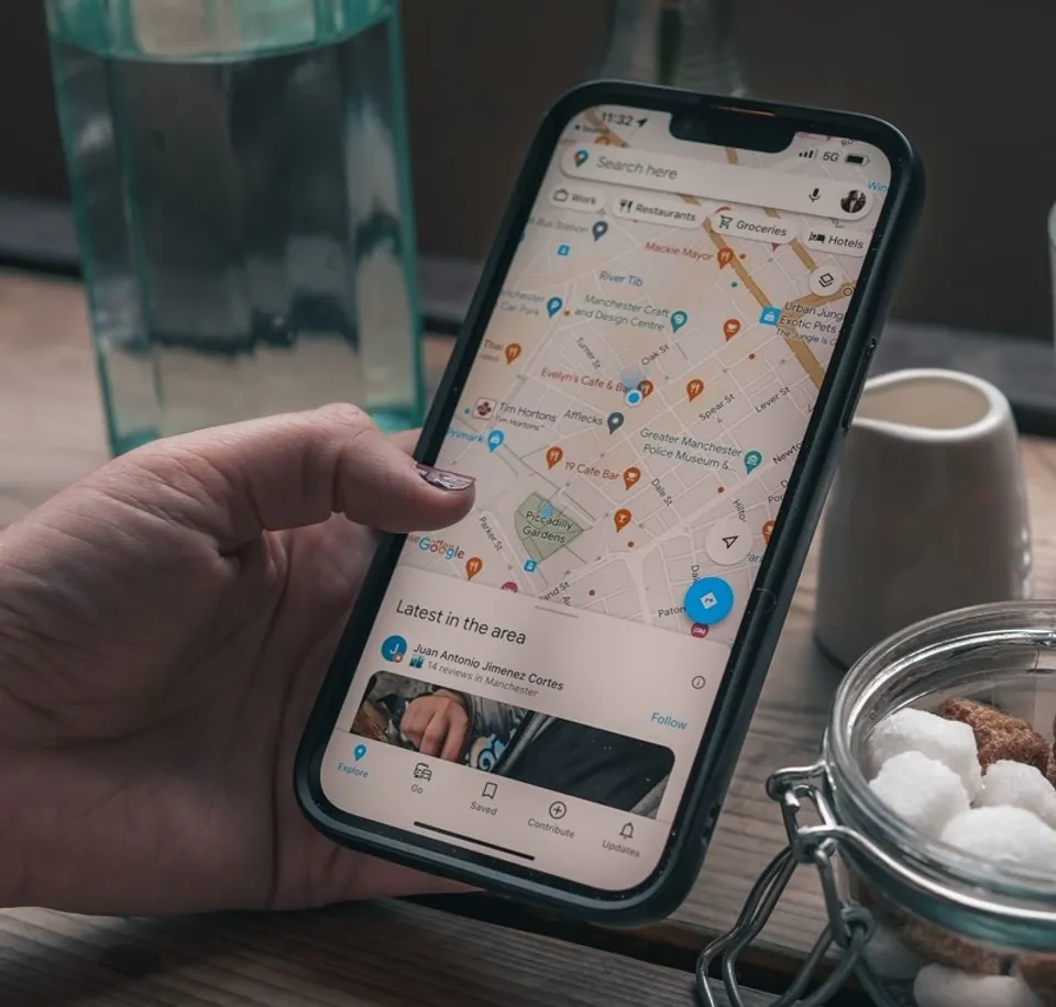 Móvil mostrando resultados de Google Maps con restaurantes cercanos marcados en el mapa